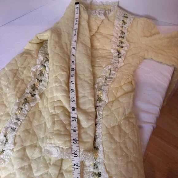 Vintage House Coat Quilted Robe Floral Lace 1960s By Loungees Butter Yellow Sz S - Picture 9 of 9